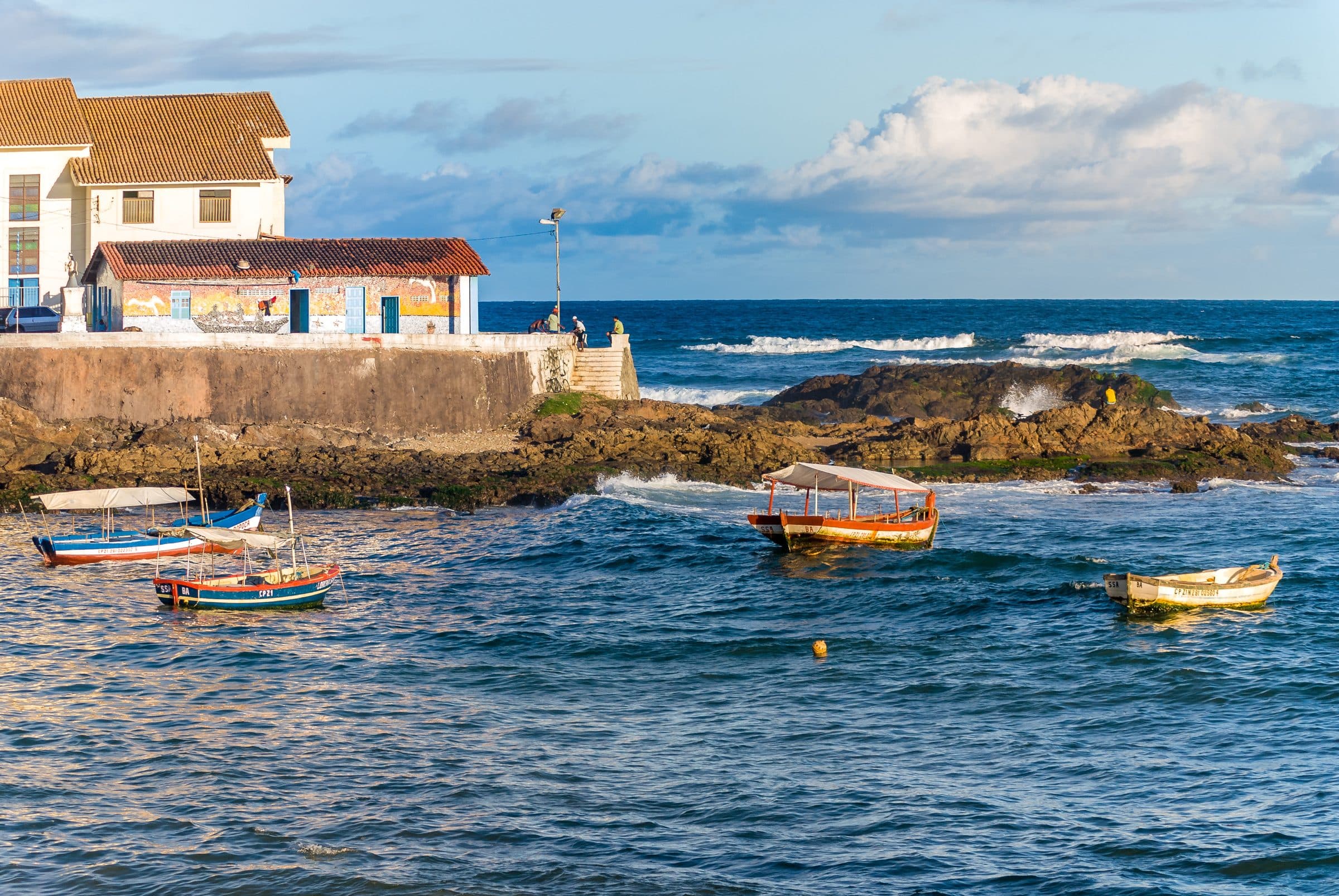 Barcos de pescadores no Rio Vermelho