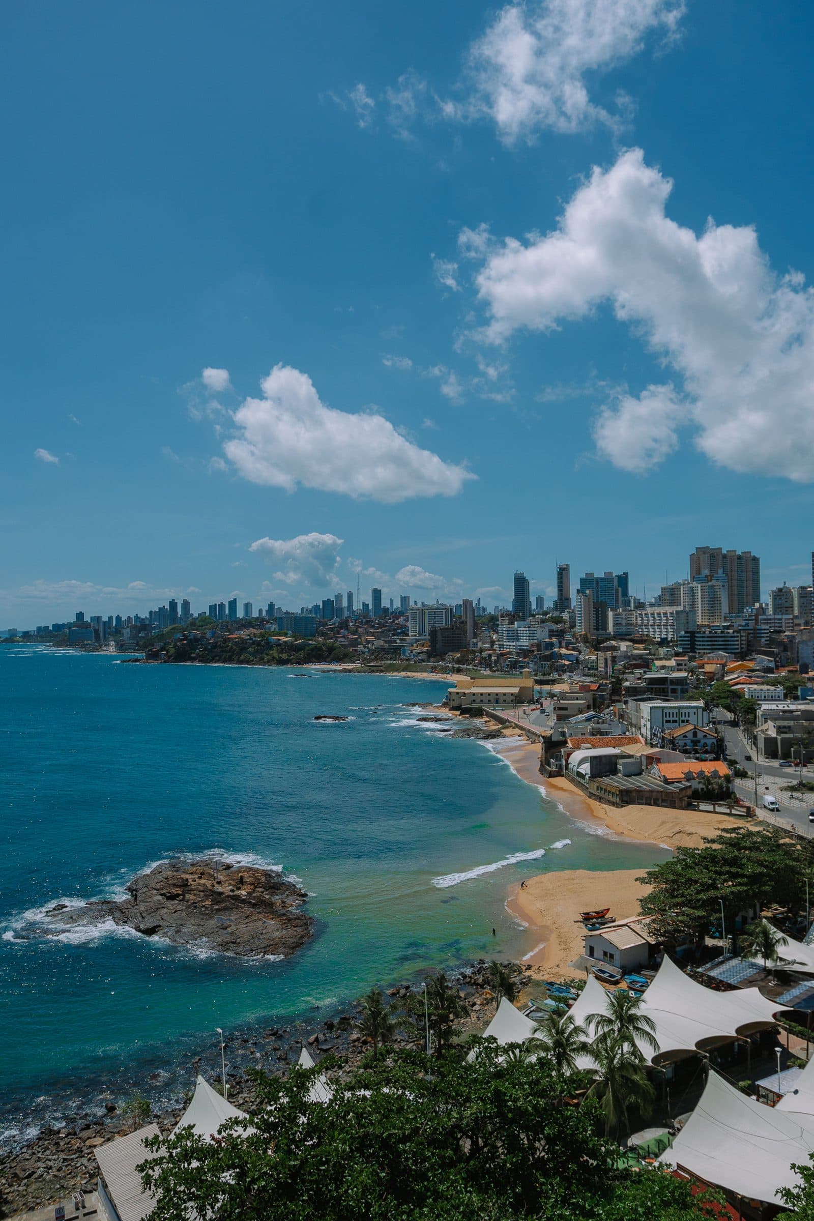 Praia do Rio Vermelho com a cidade ao fundo