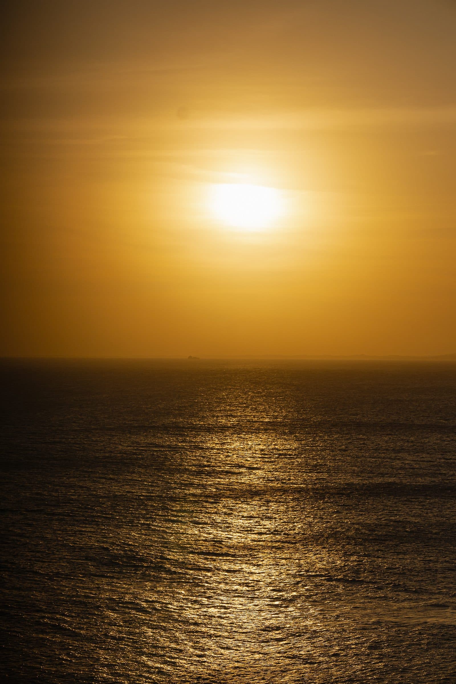 Sol dourado sobre o mar de Salvador