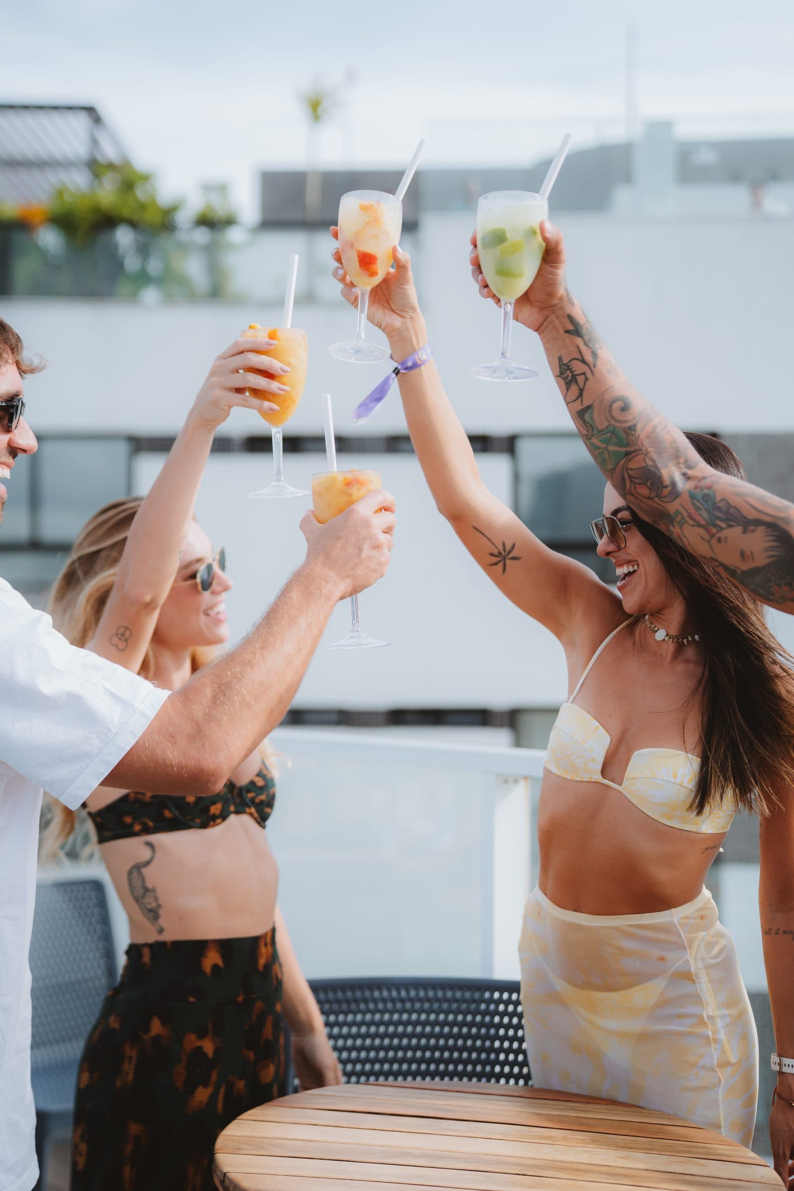 Amigos brindando no rooftop