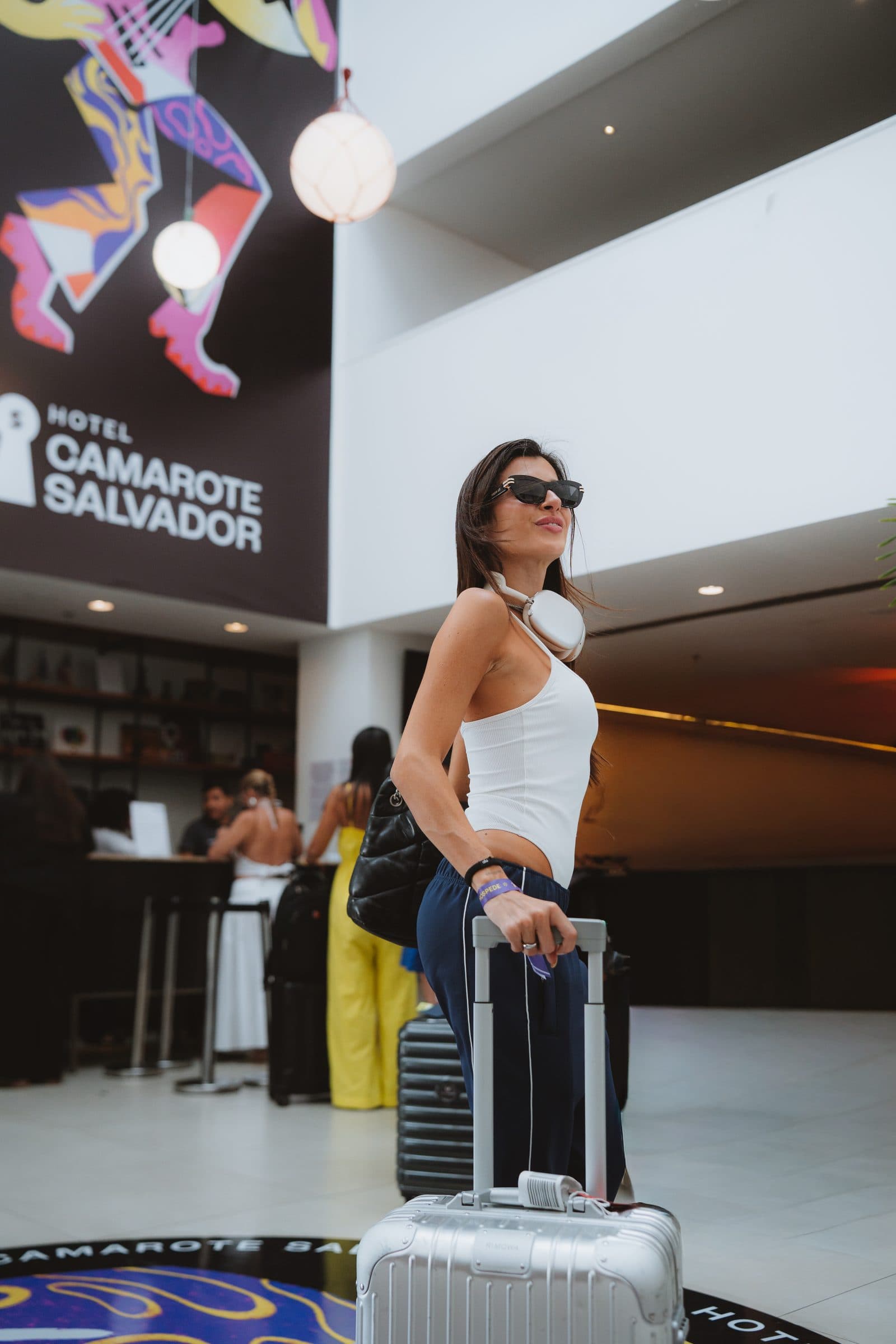 Hóspede chegando ao lobby do hotel
